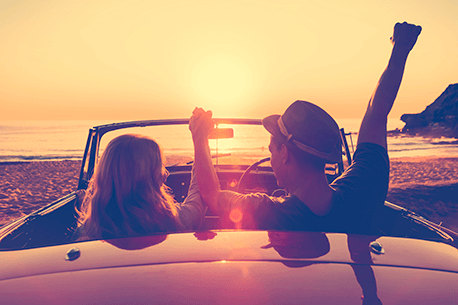 Pareja viajando en auto